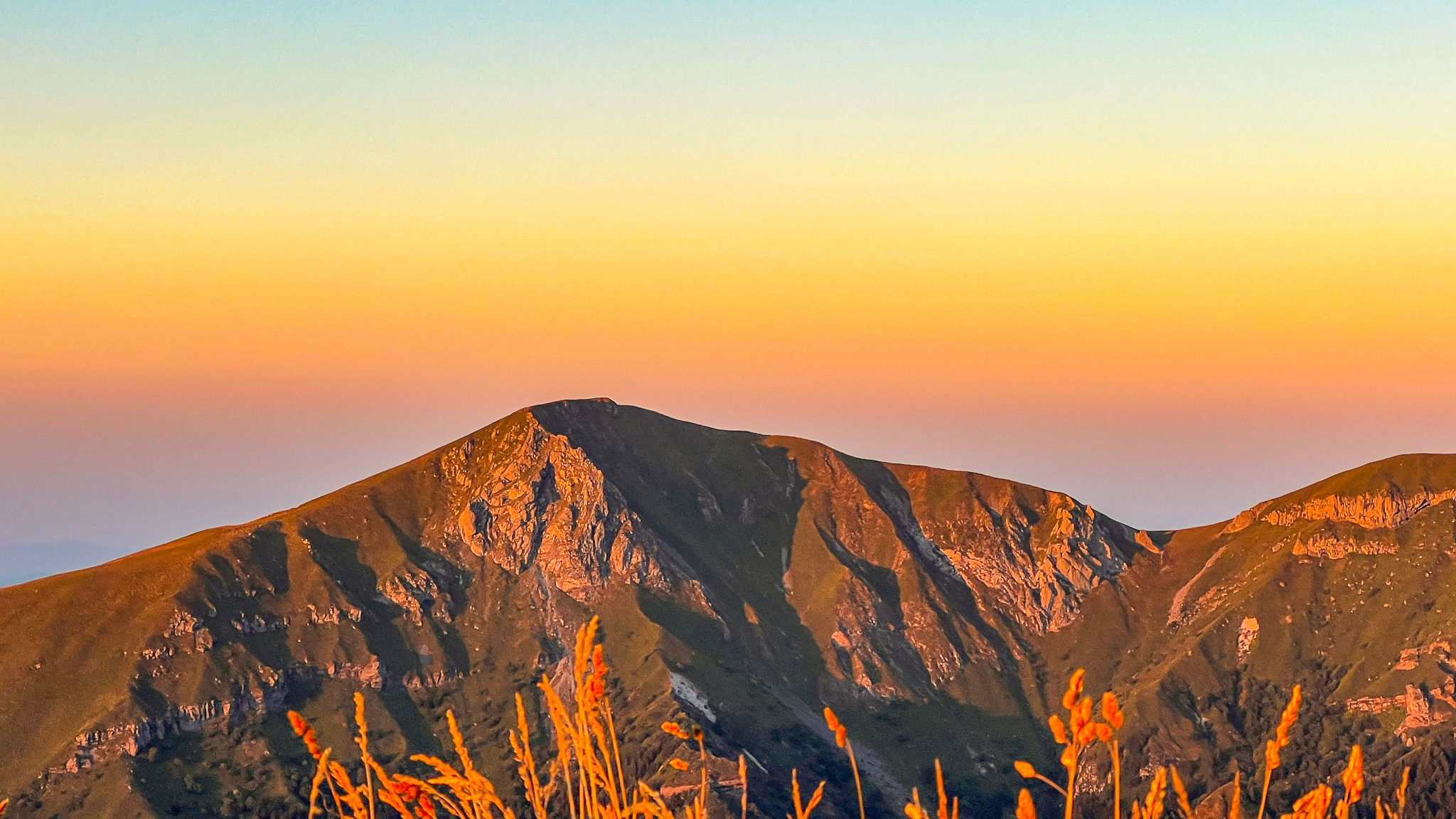 Puy de Cliergue, coucher de soleil sur le Roc de Cuzeau