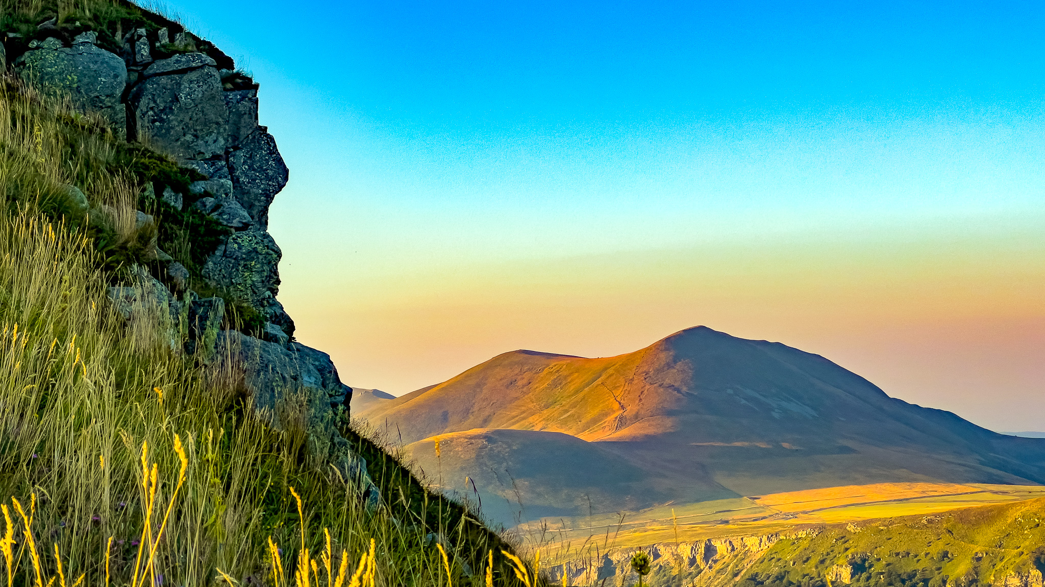 Massif du Sancy, le Puy de Langle au coucher du soleil