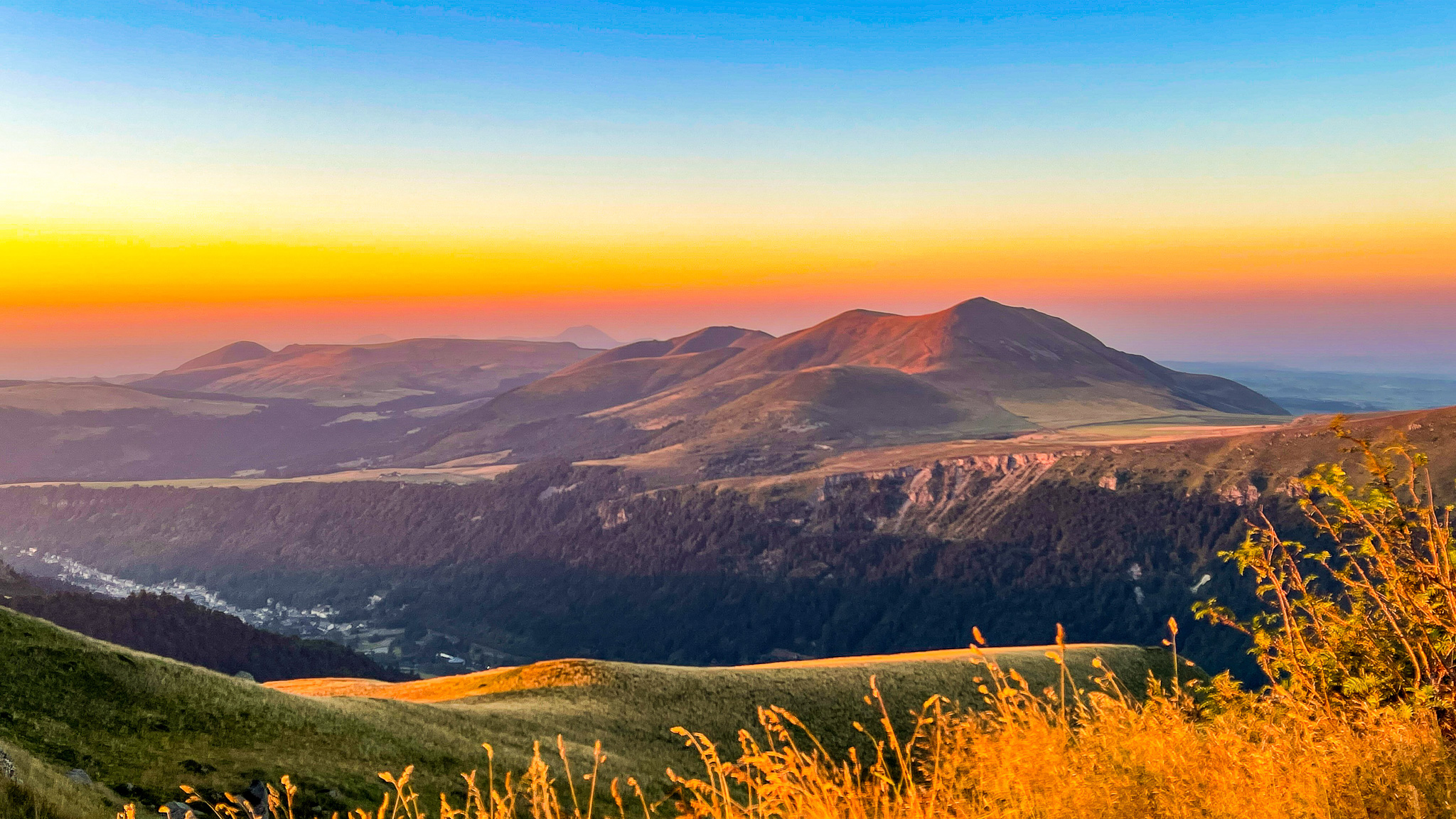 Chemin des Crêtes, coucher de soleil sur le Massif Adventif