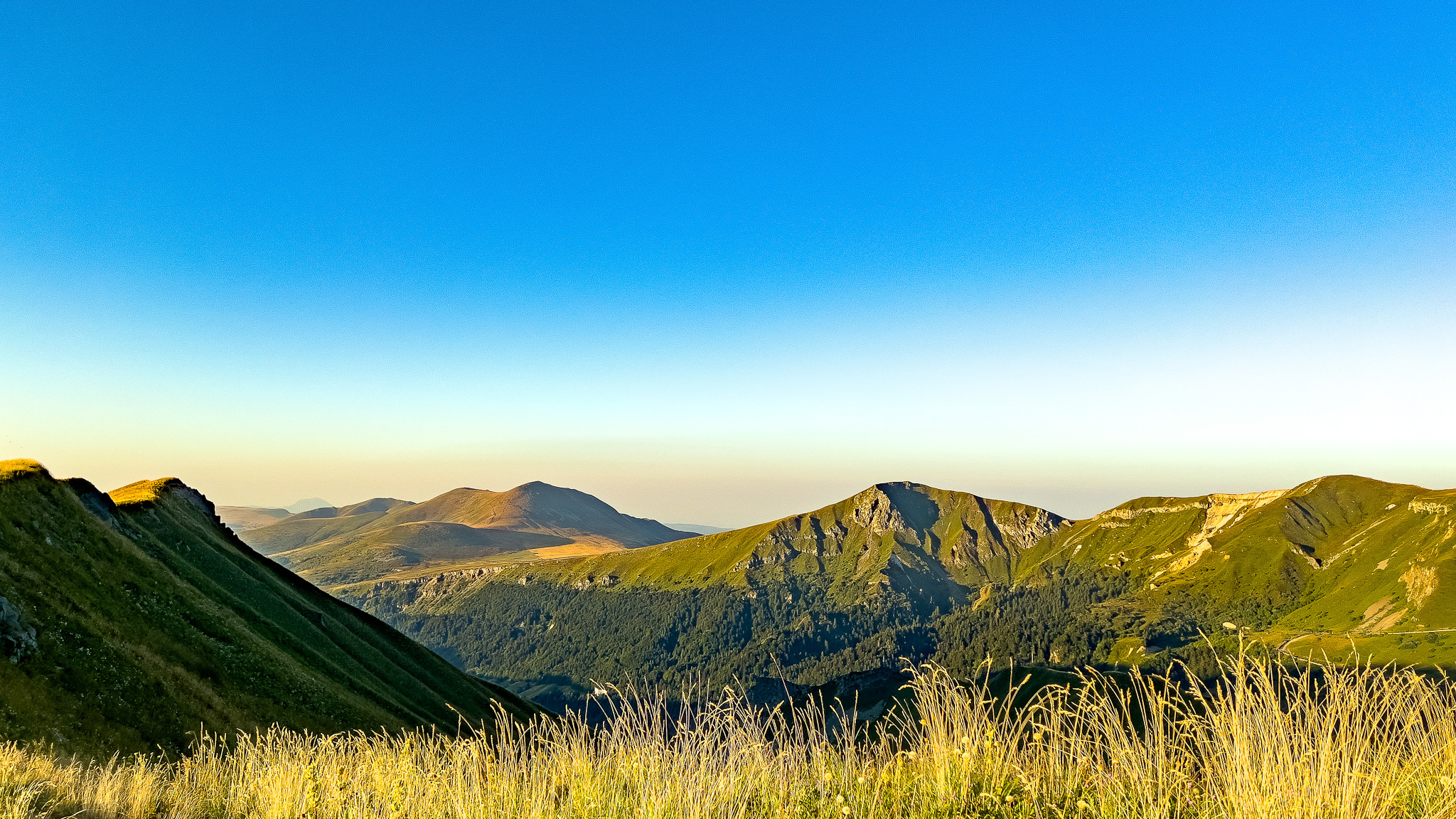 Massif du Sancy, coucher de soleil sur le Roc de Cuzeau et le Puy de L'angle