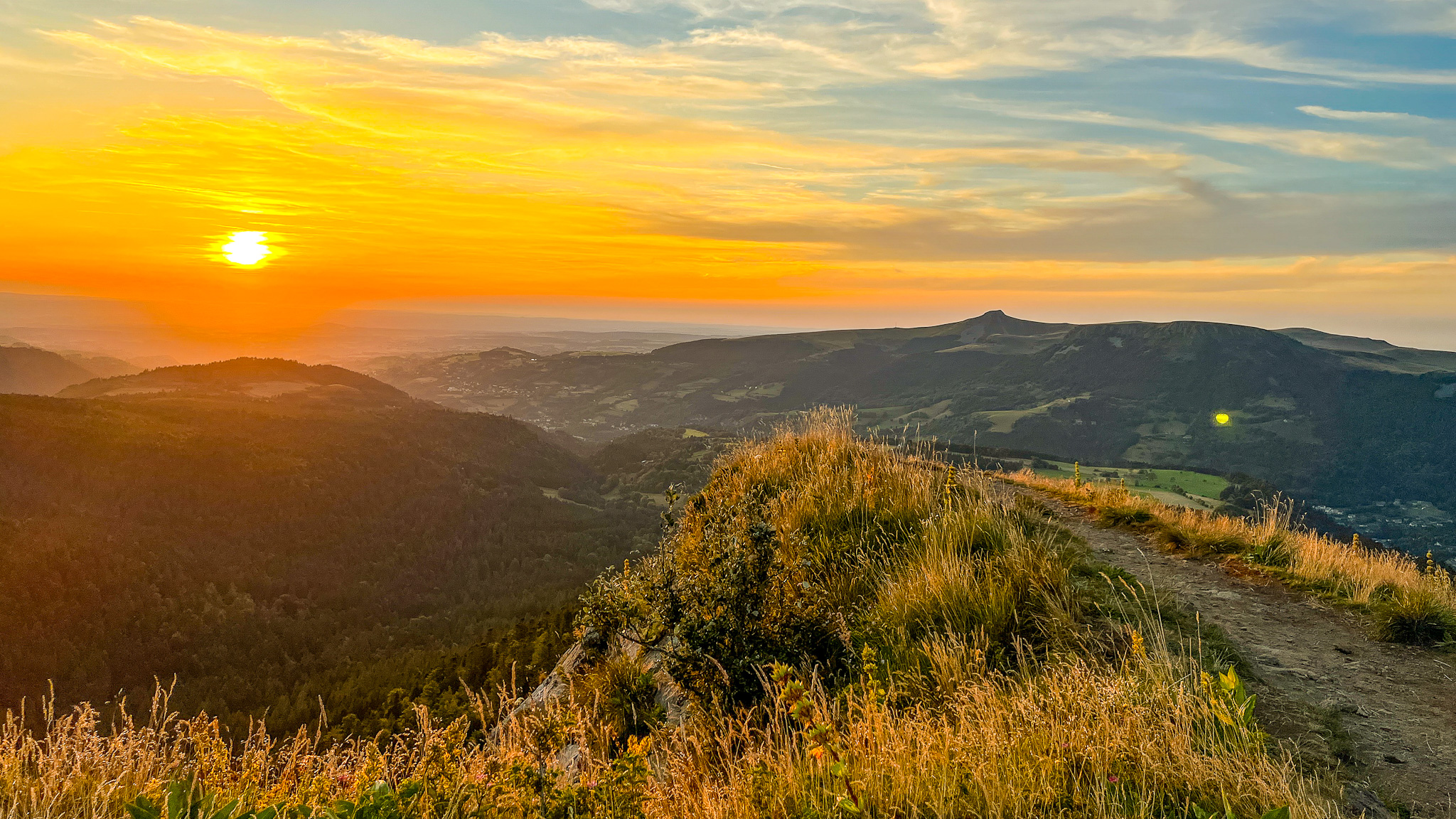 Puy du Capucin, coucher de soleil sur la Banne d'Ordanche