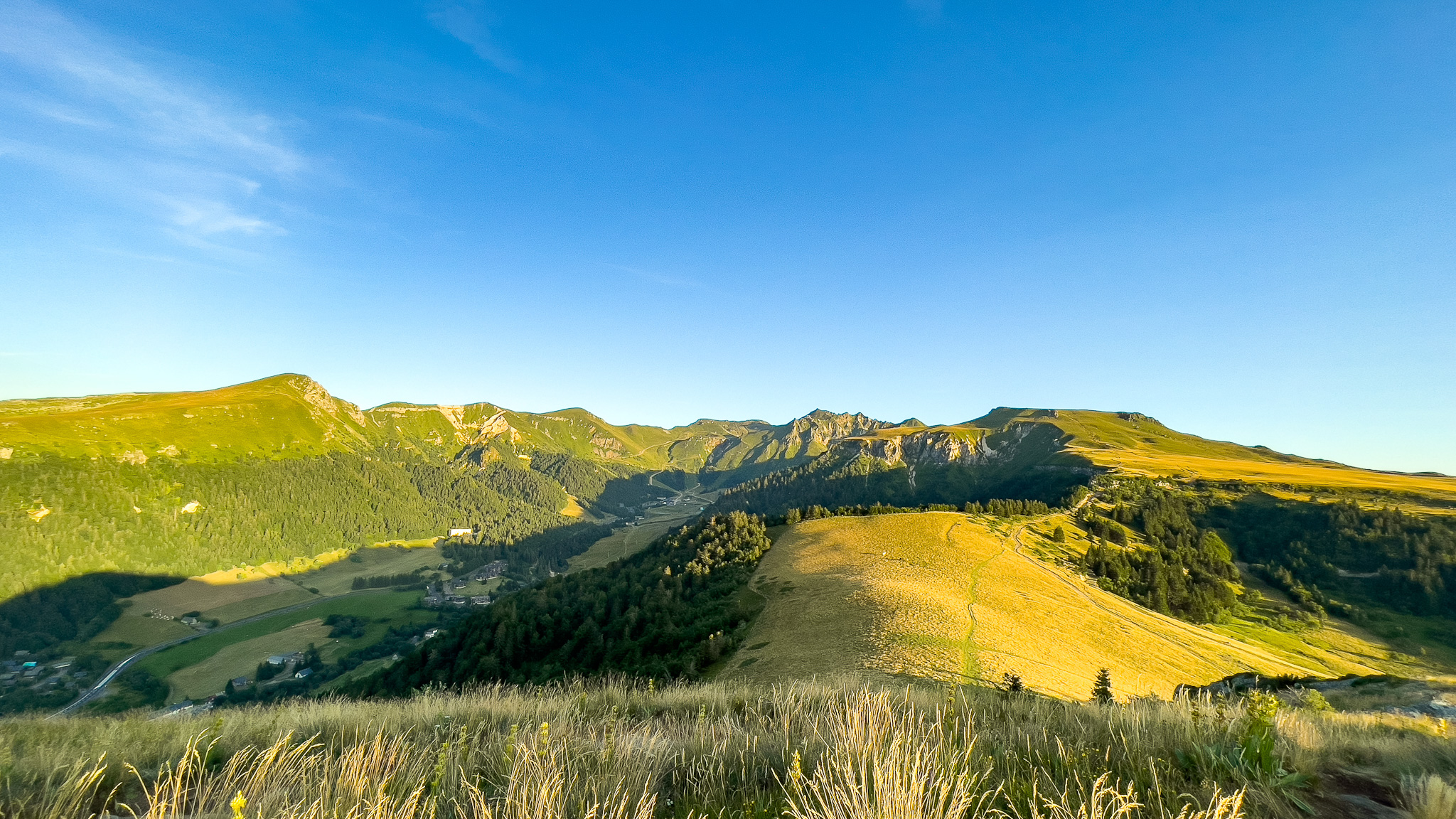 Puy de Capucin, soleil couchant sur le Massif du Sancy