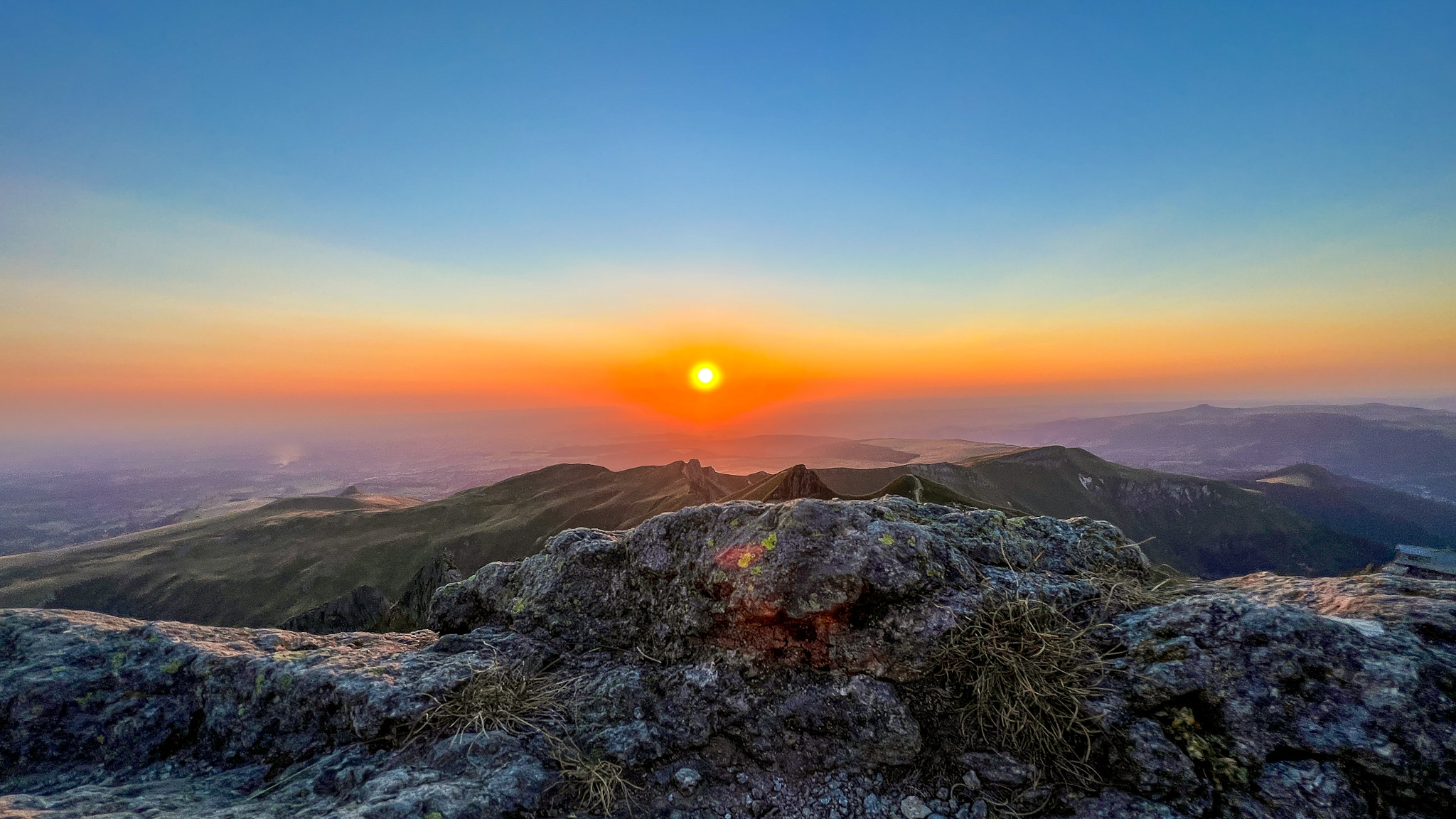 Puy de Sancy : Coucher de Soleil Incroyable sur le Massif