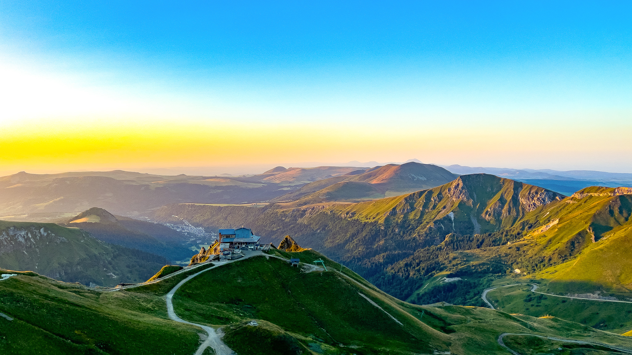 Téléphérique du Sancy : Coucher de Soleil Magique sur le Massif Adventif