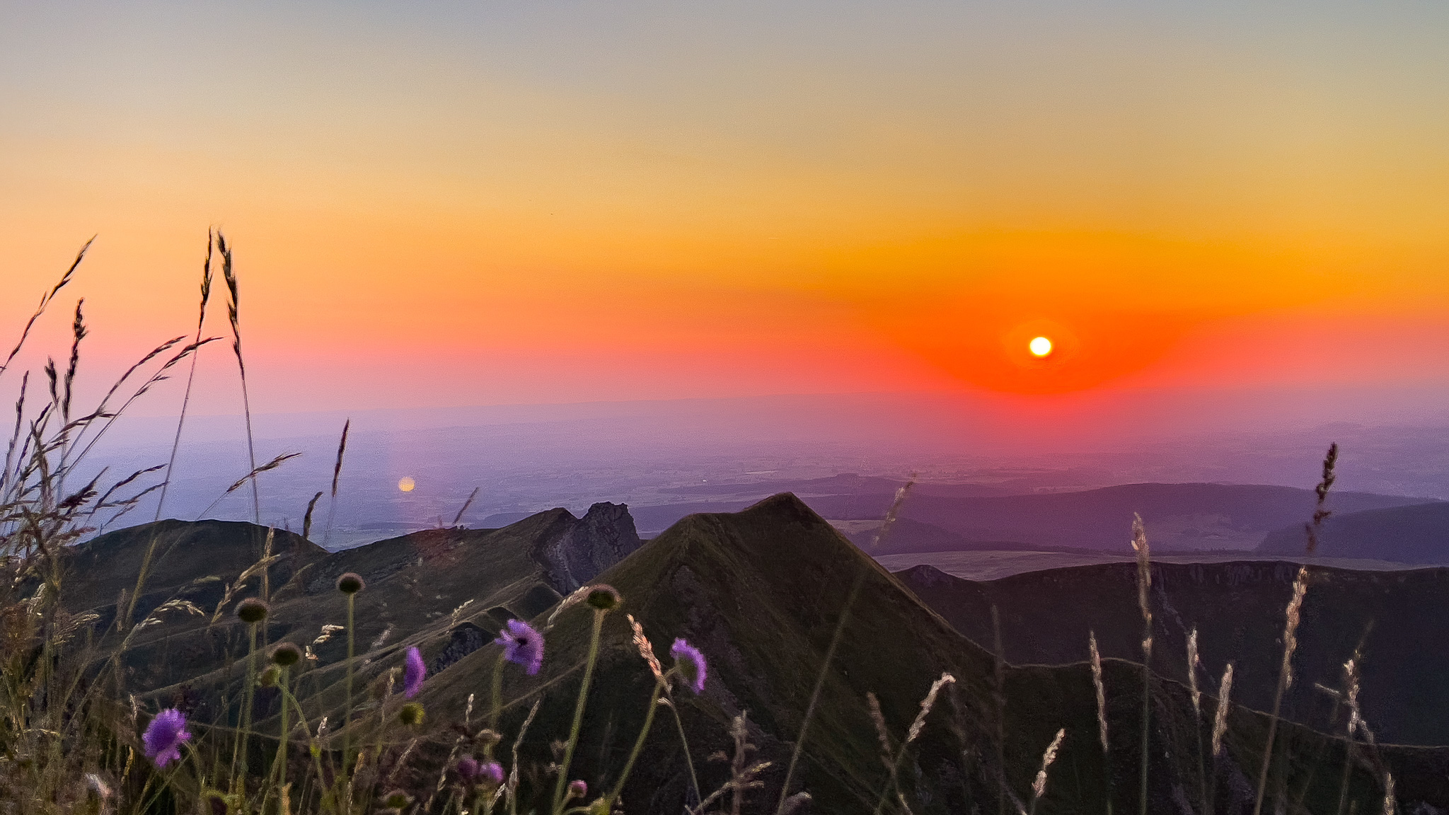 Pas de l'Ane : Coucher de Soleil Spectaculaire sur les Crêtes du Sancy