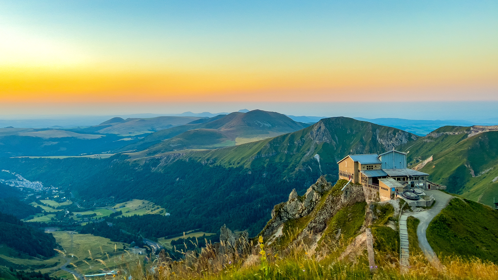 Coucher de soleil féerique sur le Téléphérique du Sancy