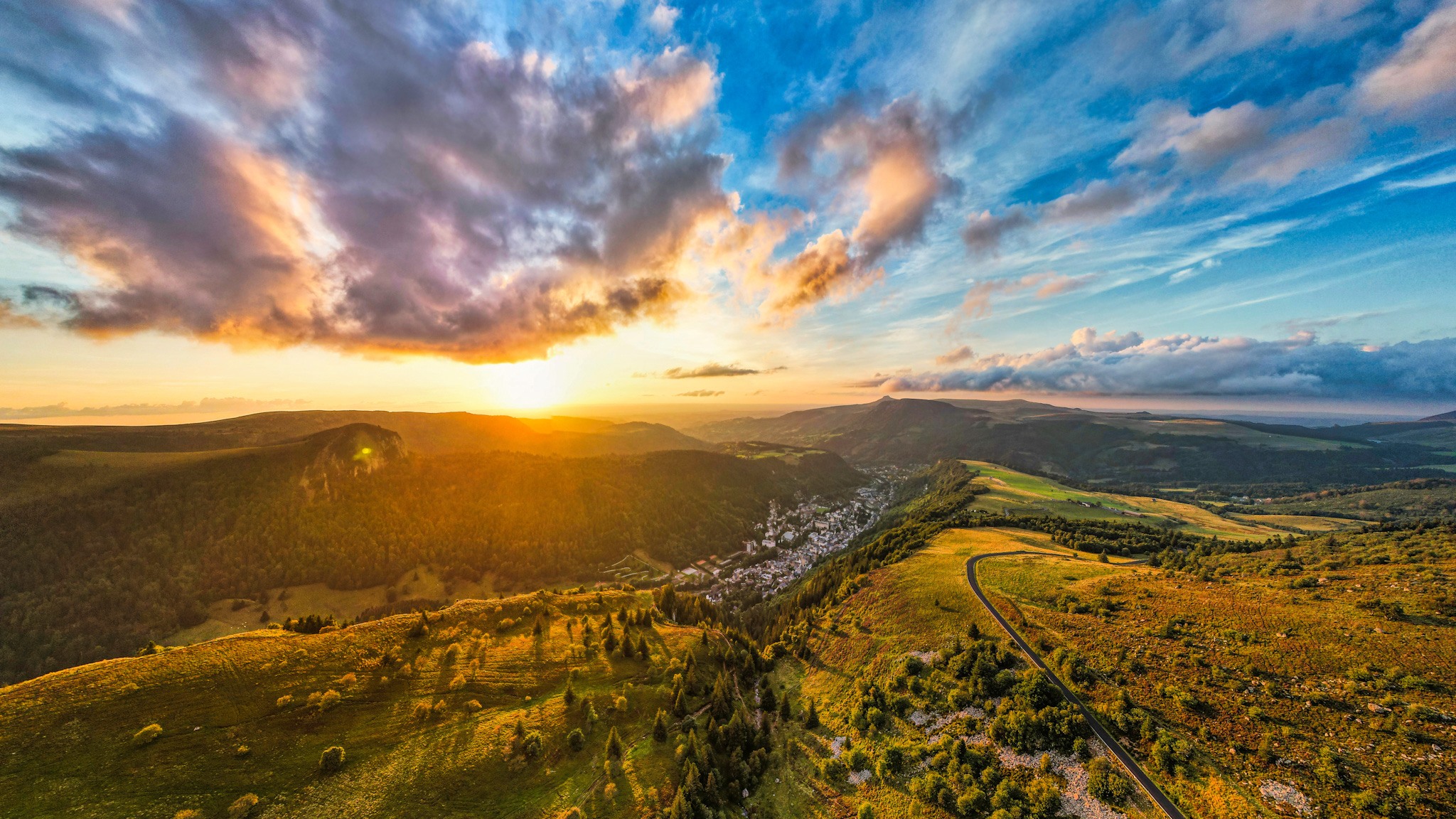 Le Mont Dore, coucher de Soleil au plateau de Durbise, vue sur le Mont Dore