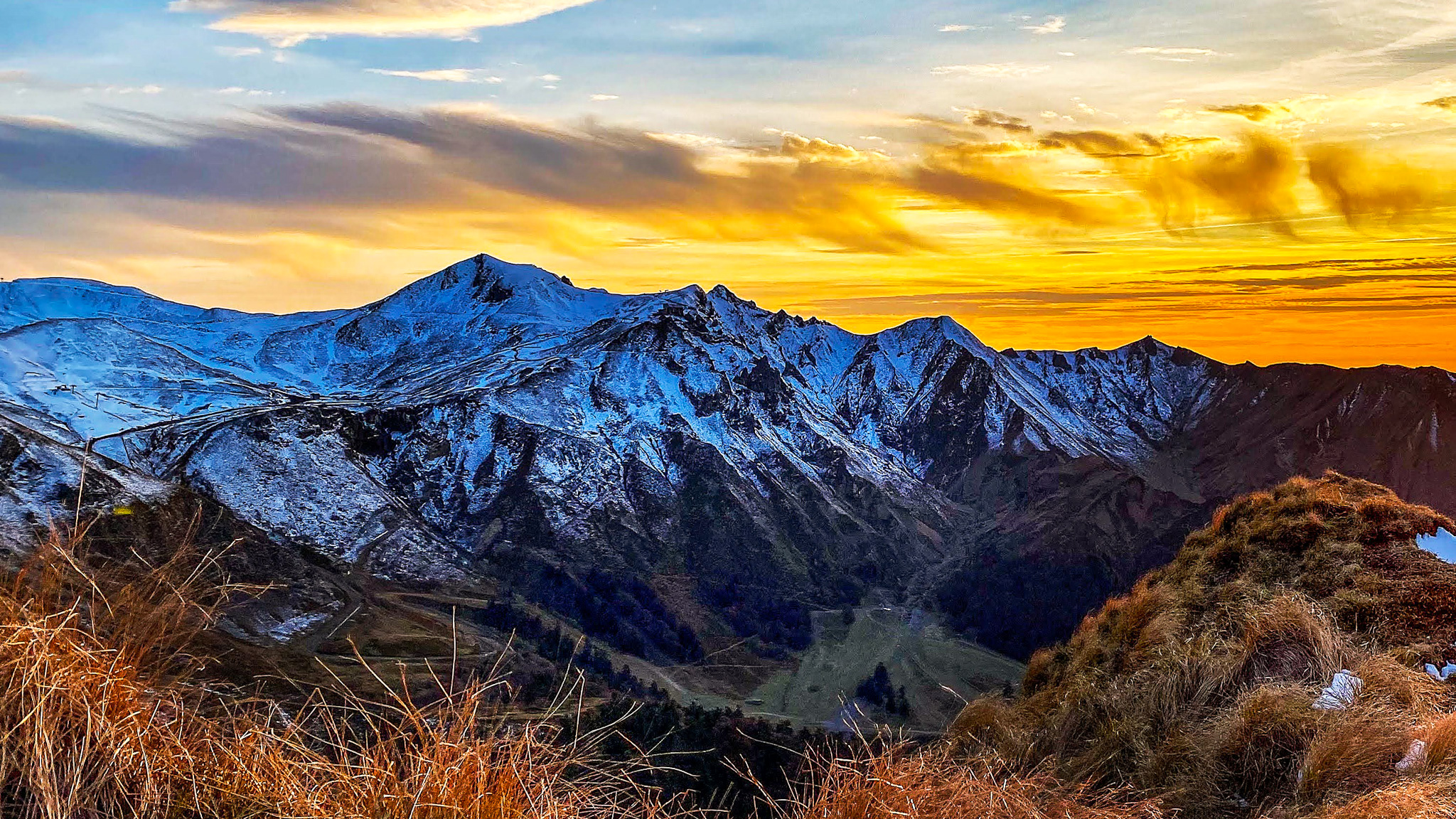 Au Sommet du Roc de Cuzeau, coucher de soleil sur le Massif du Sancy