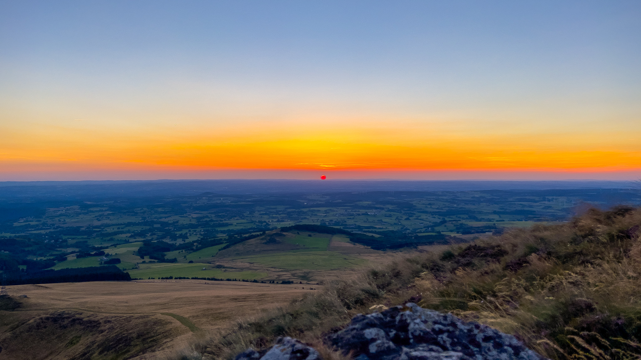 Banne d'Ordanche, coucher de soleil sur la campagne auvergnate