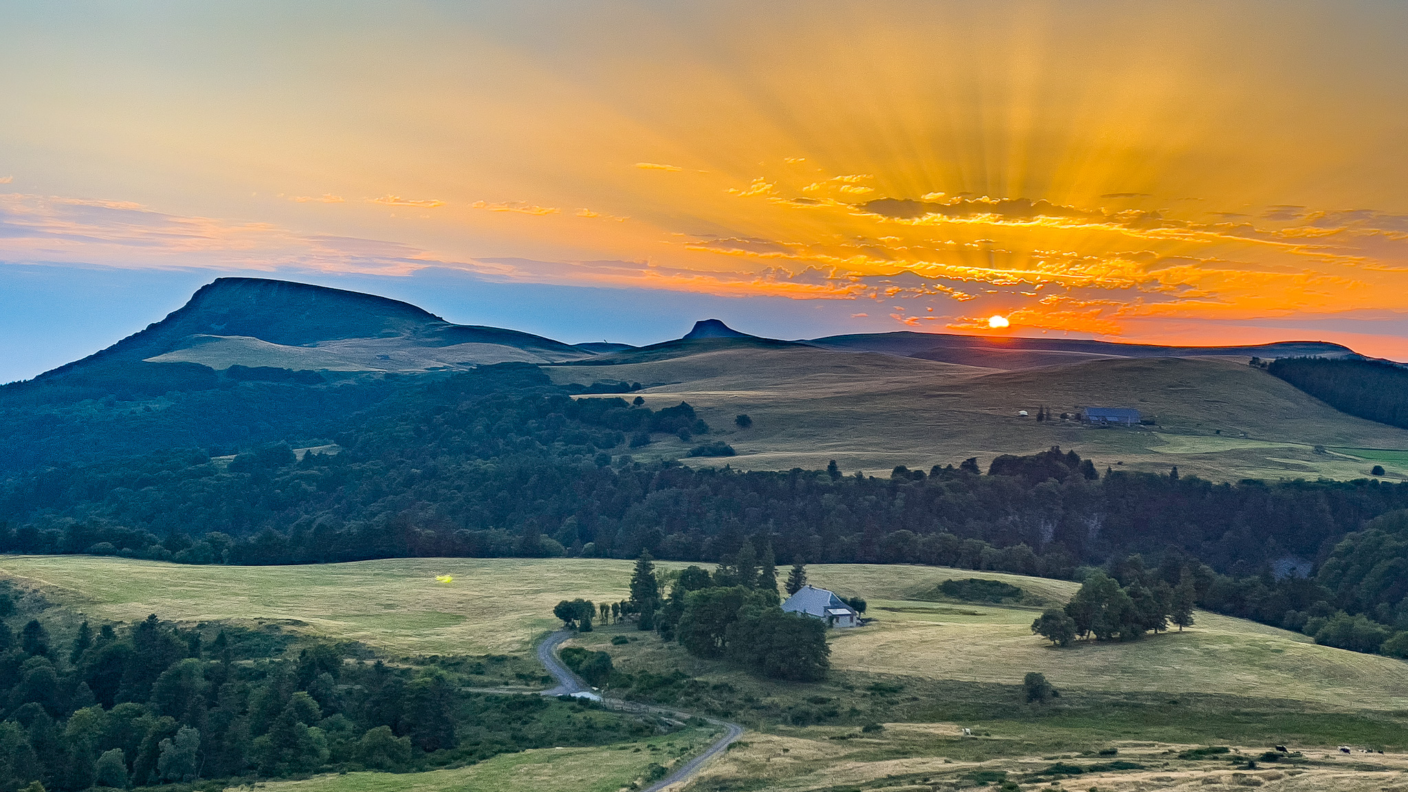 Col de La Croix Morand, coucher de soleil sur la Banne d'Ordanche