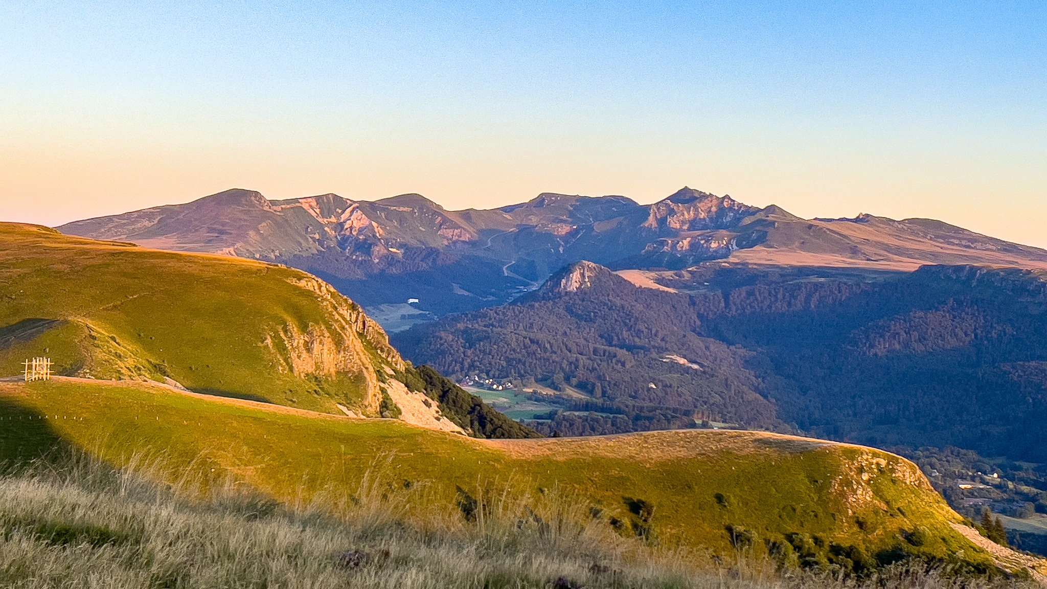 Banne d'Ordanche, coucher de soleil sur le Massif du Sancy