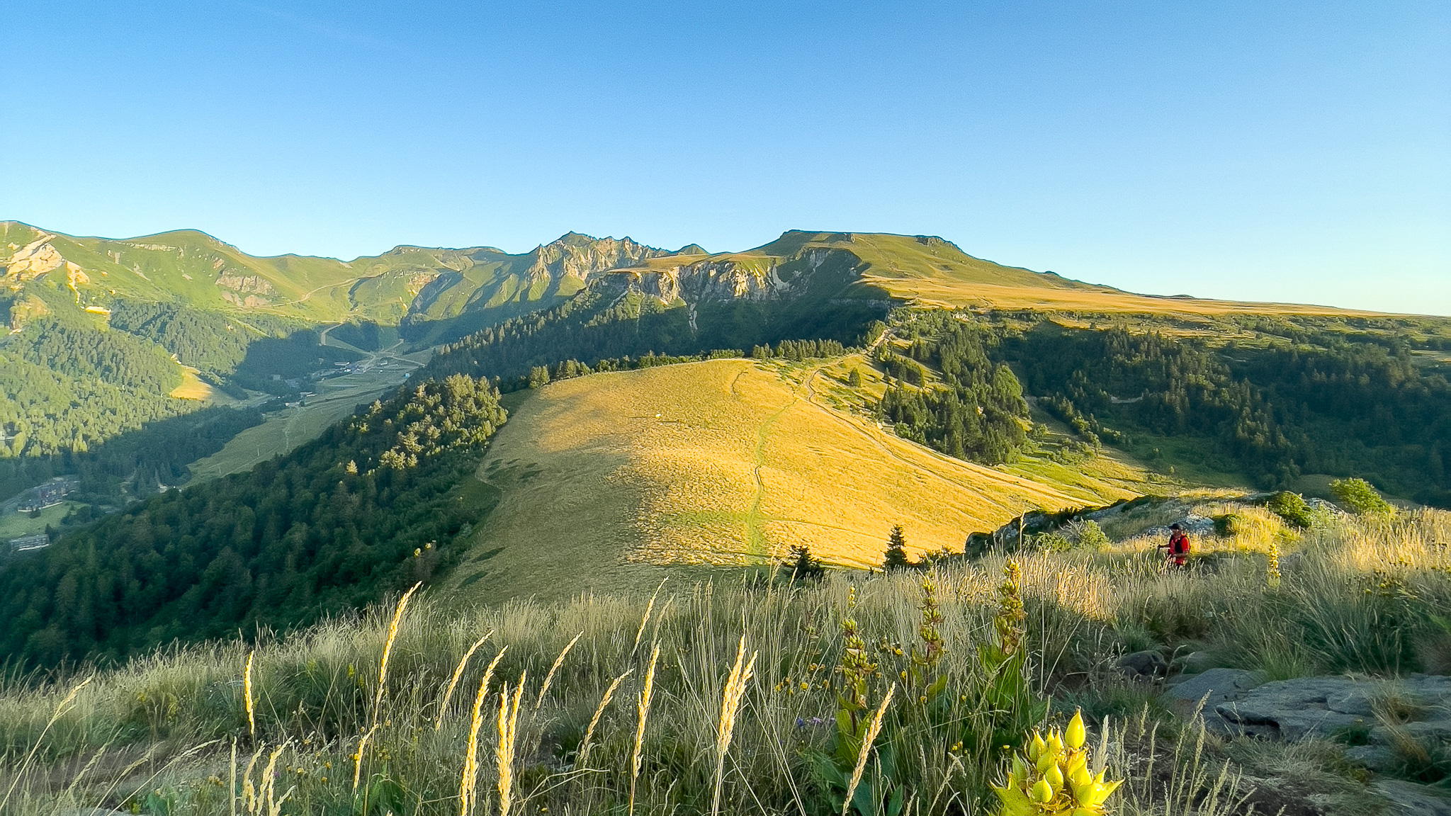 Au sommet Du Capucin, belle lumière sur le Massif des Dores