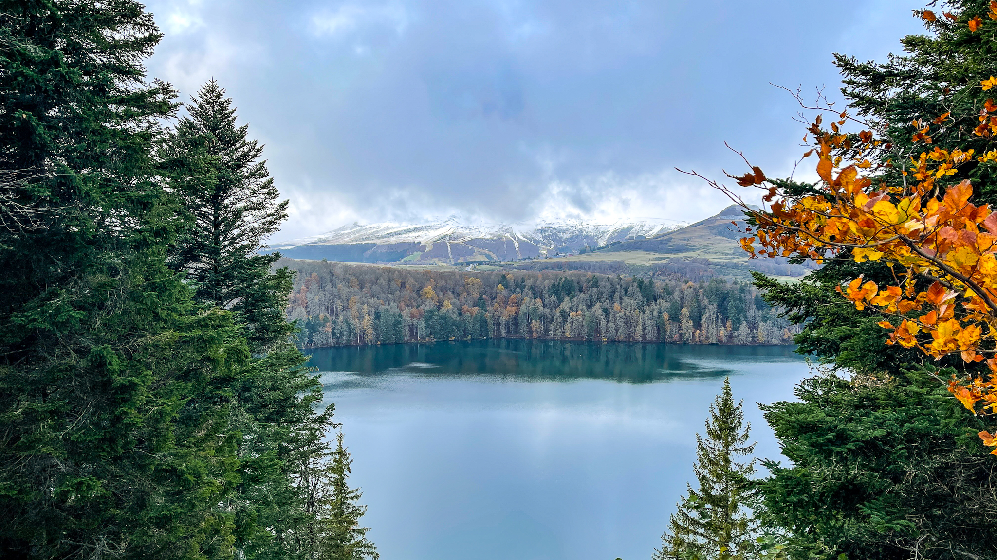 Automne Magique : Lac Pavin et ses Arbres Multicolores