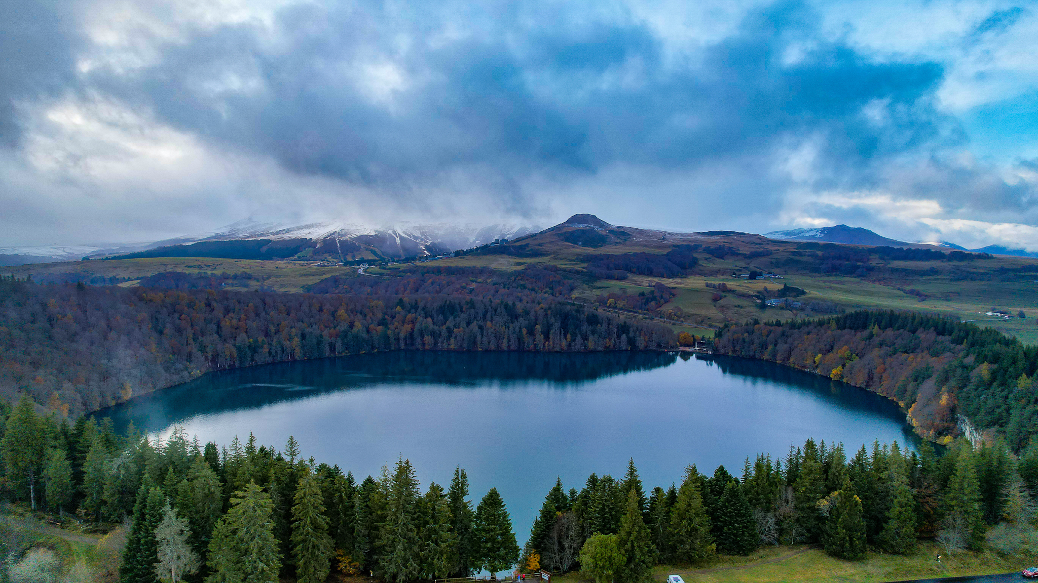 Auvergne Enchantée : Lac Pavin sous ses Habits d'Automne