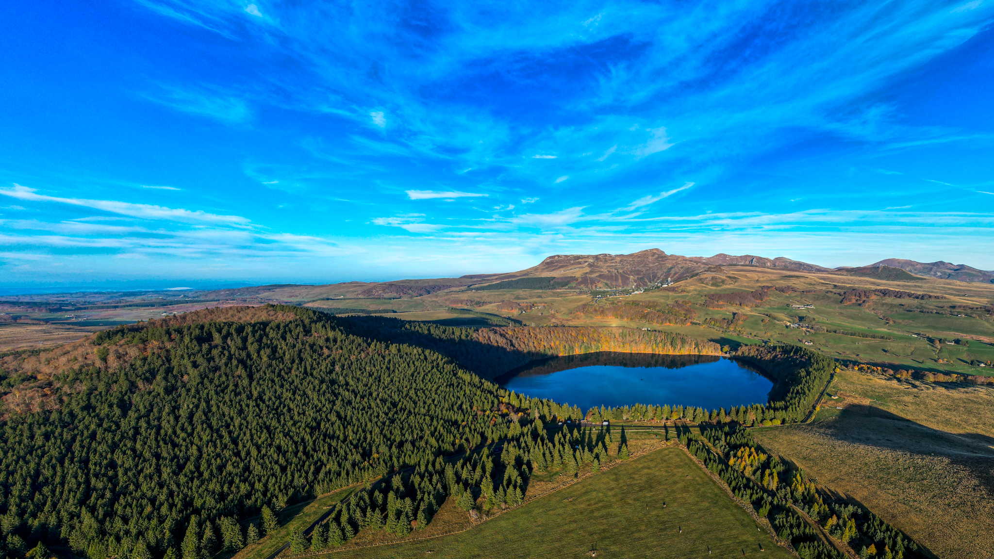 Automne Magique : Lac Pavin et le Puy de Montchal