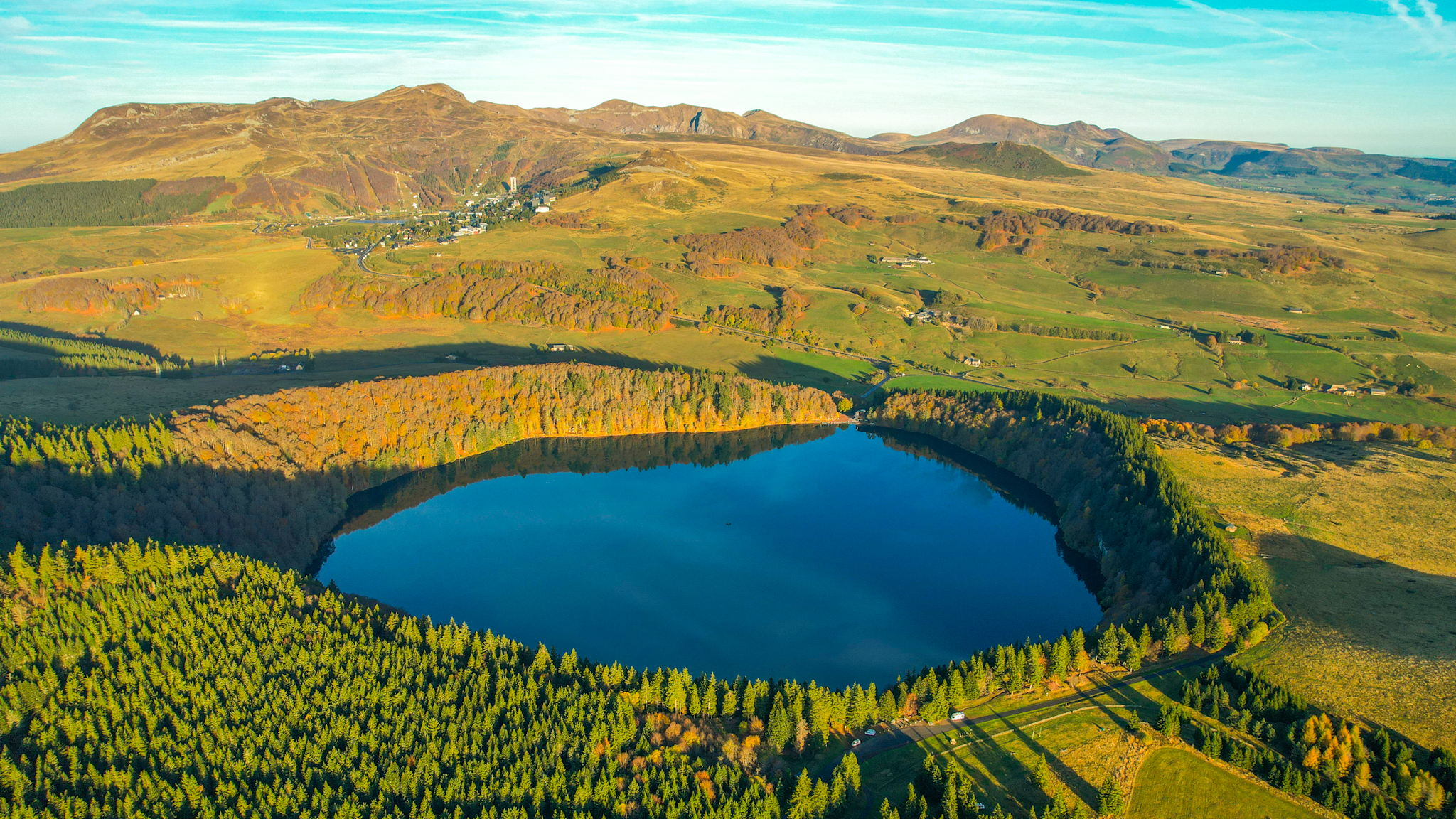 Lac Pavin : Vue Aérienne Automnale