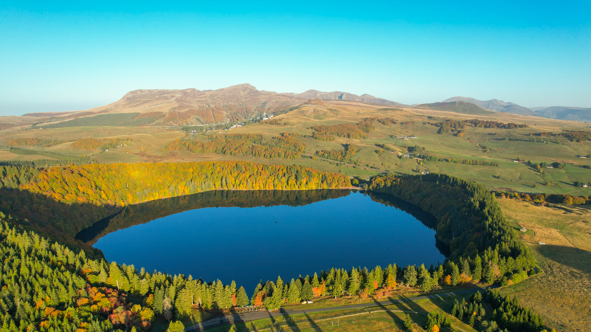 Lac Pavin : Aube Automnale aux Couleurs Chatoyantes