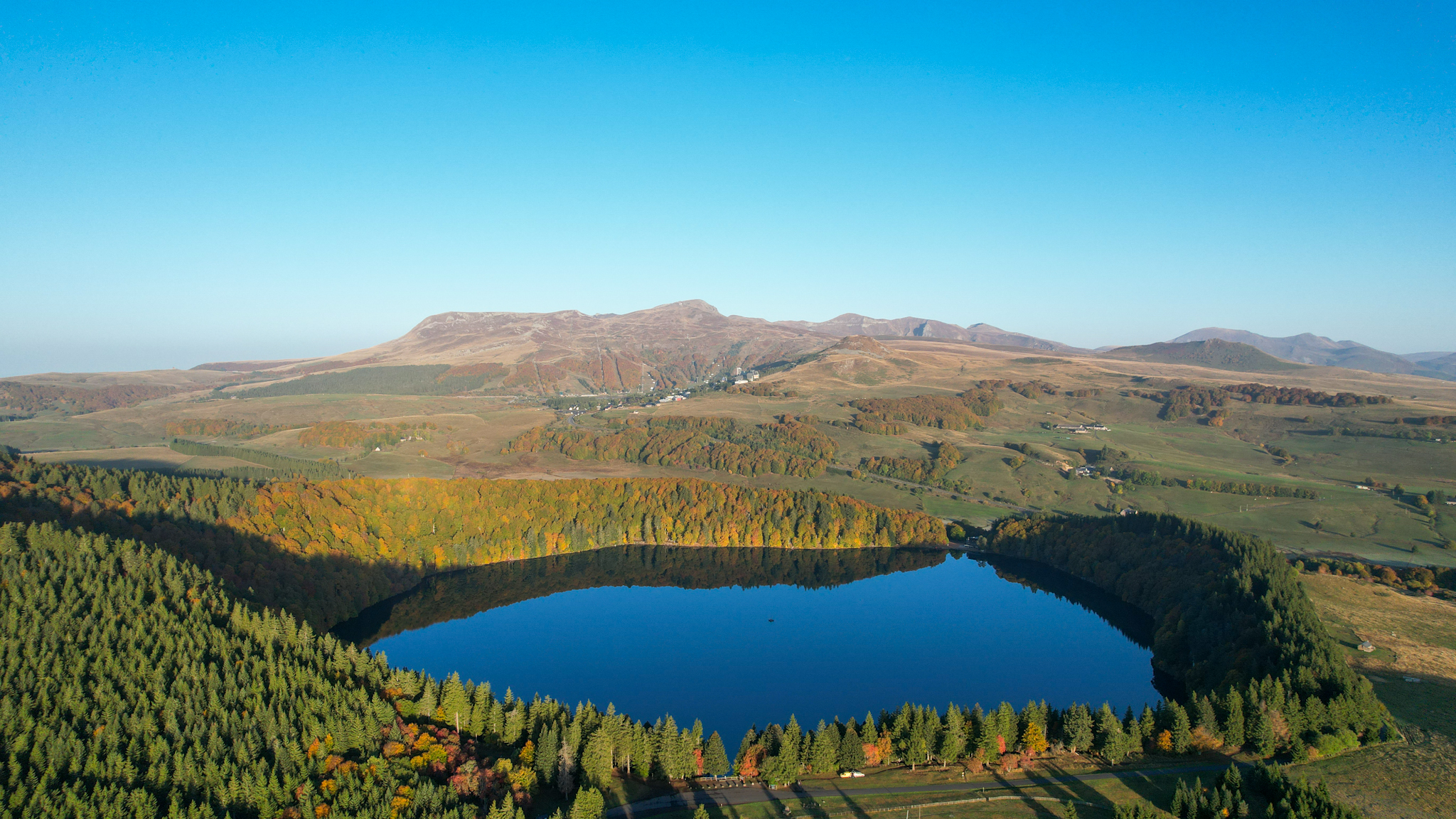 Lac Pavin : Vue Aérienne des Couleurs Automnales