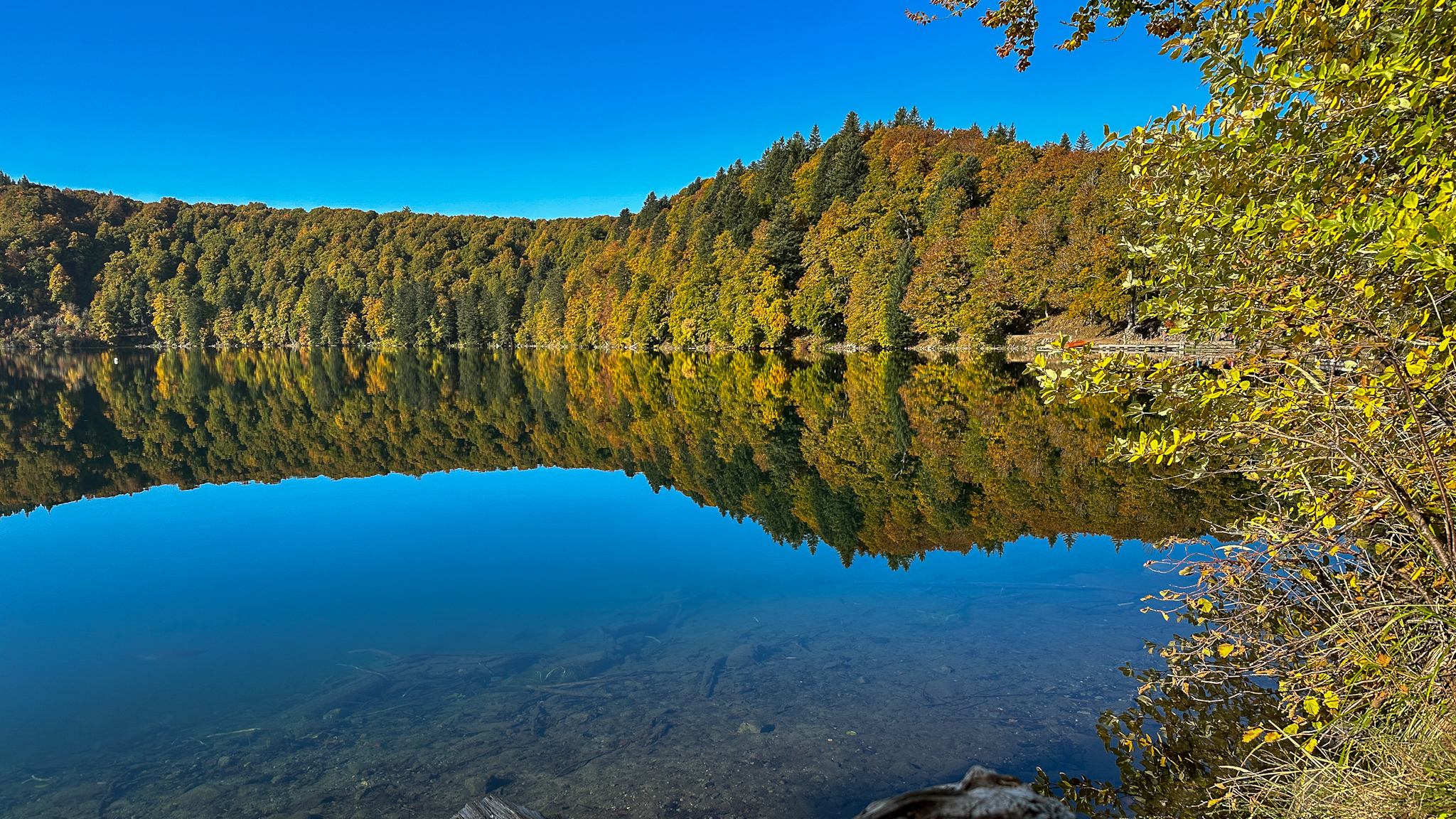 Lac Pavin : Reflets Magiques sur les Eaux