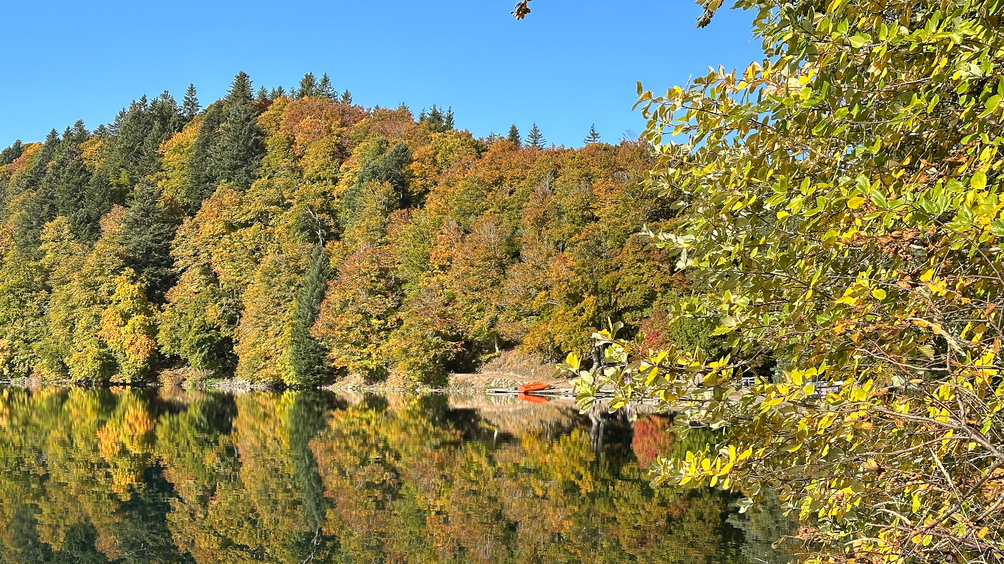 Lac Pavin : Harmonie des Couleurs Automnales