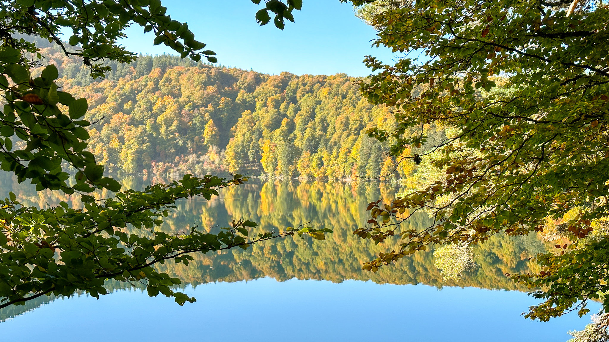 Lac Pavin : Féérie de Couleurs Automnales