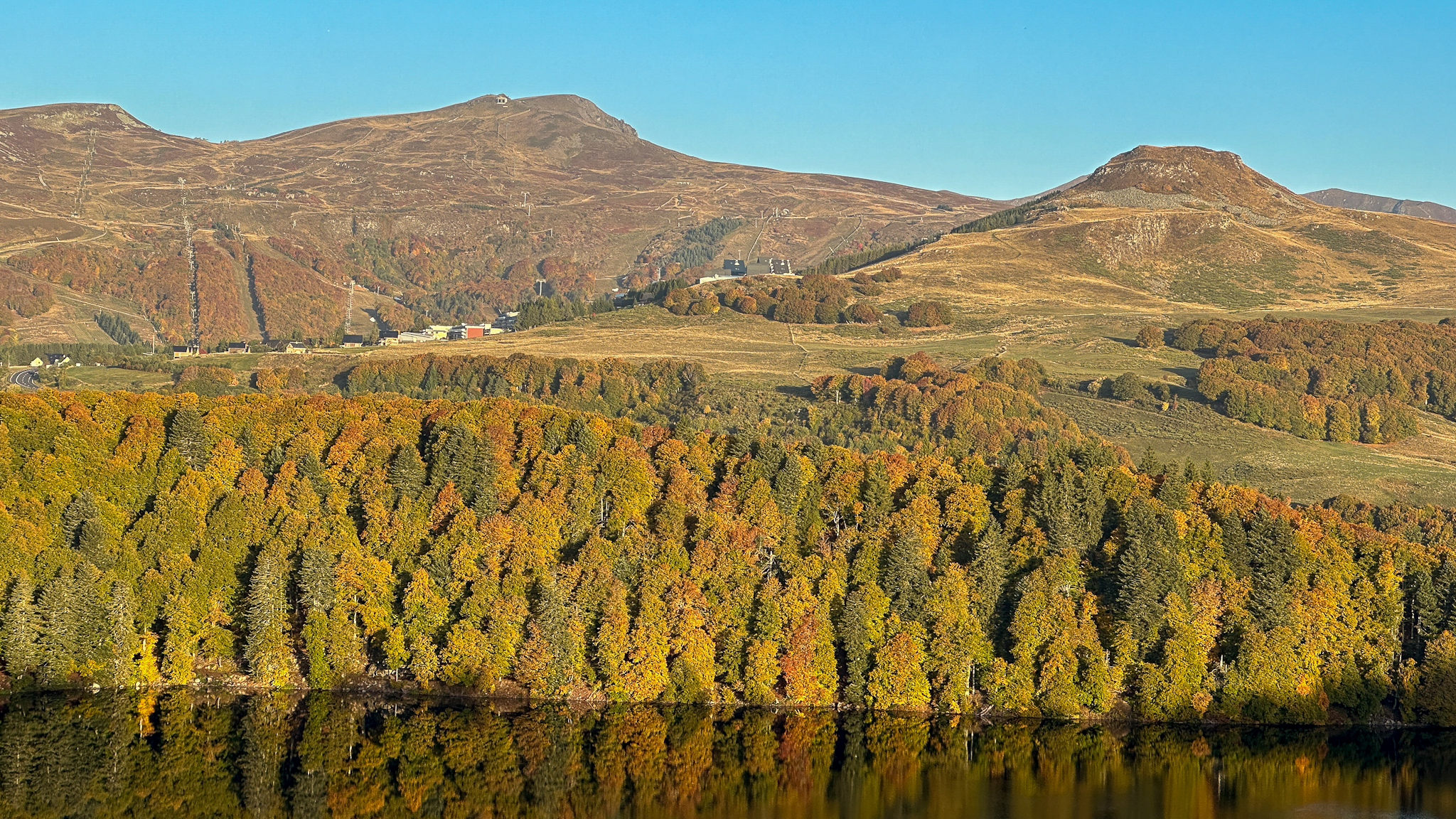 Lac Pavin : Super Besse et le Massif du Sancy en Harmonie