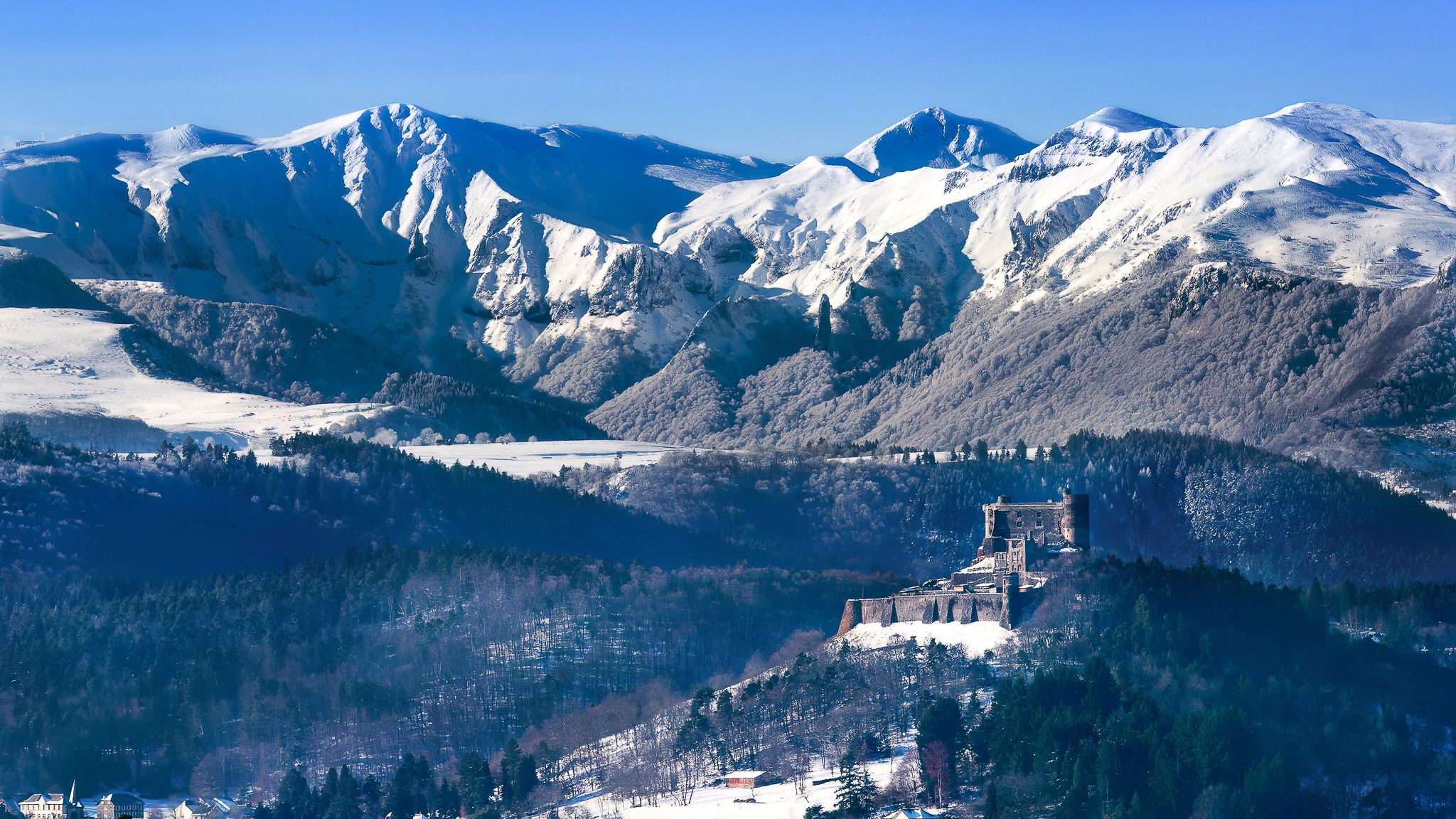 Le Château de Murol : Un gardien majestueux aux portes du Massif du Sancy.