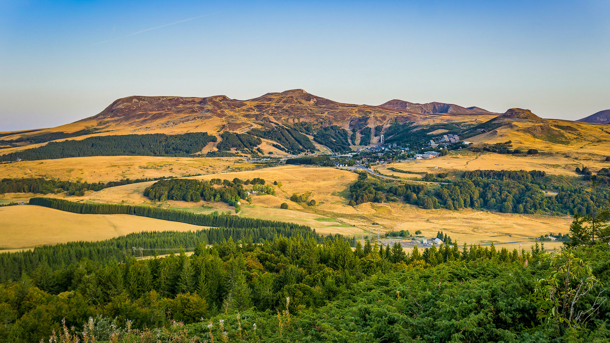 Puy de Montchal: Vue Panoramique Exceptionnelle sur la Station de Super Besse