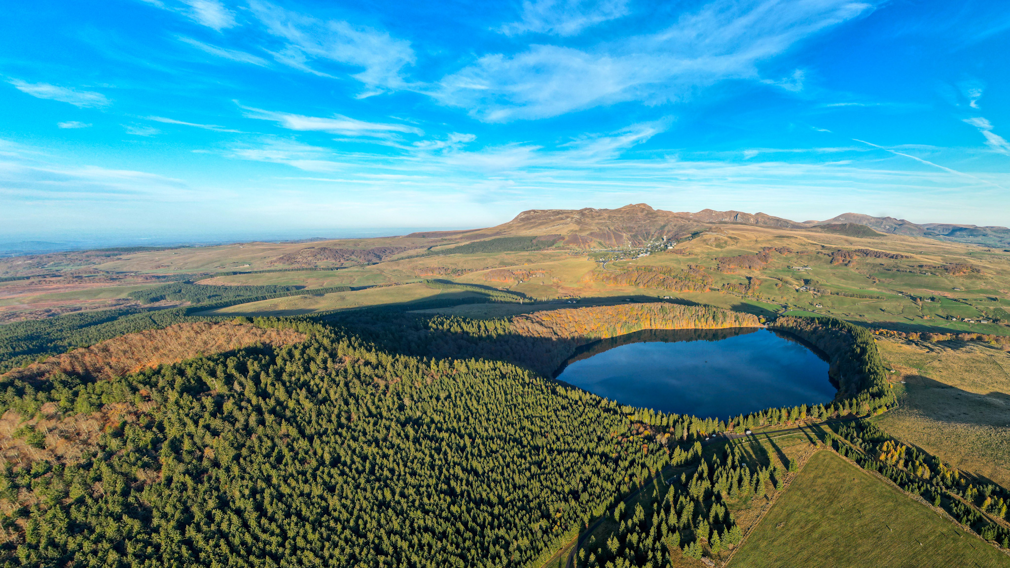 Puy de Montchal : Un Point de Vue Exceptionnel sur le Lac Pavin, le Massif du Sancy et ses Paysages