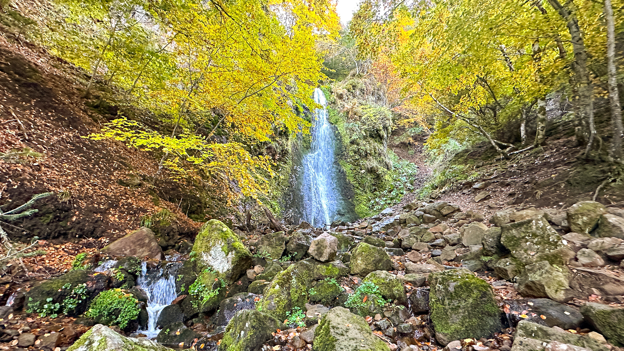 Vallée de Chaudefour : Cascades chatoyantes à l'automne.