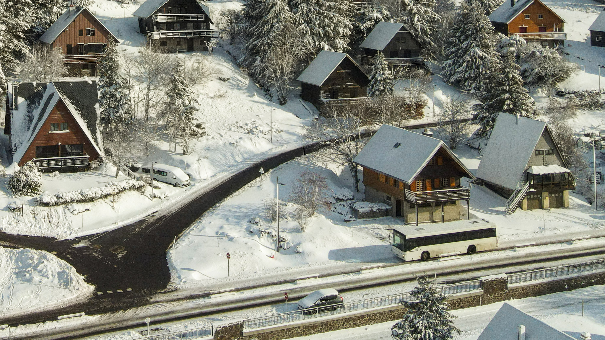 Vue aérienne de Super Besse avec la Navette de la station sous la neige.