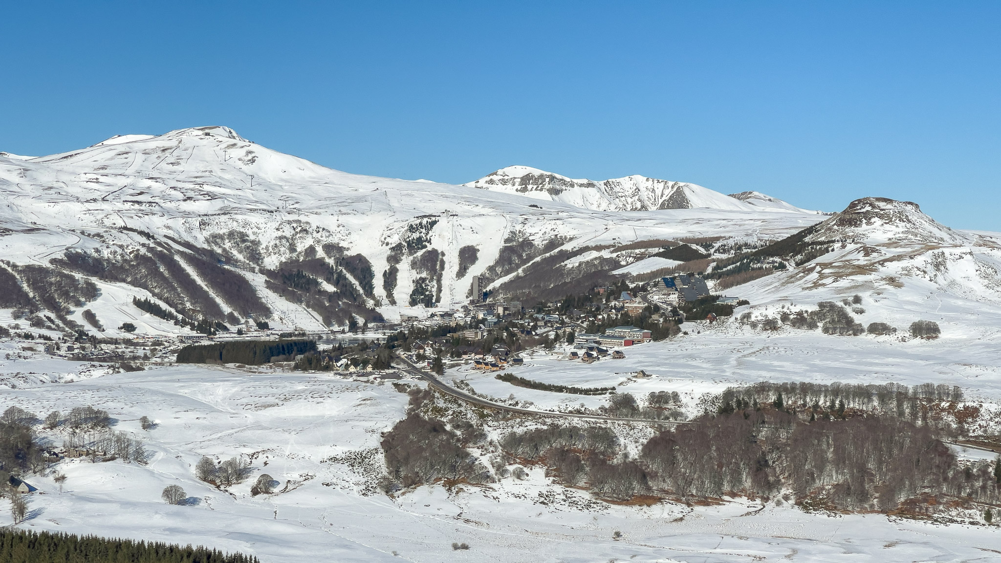 Puy de Montchal : Un Panorama Inoubliable sur Super Besse et le Puy du Chambourguet