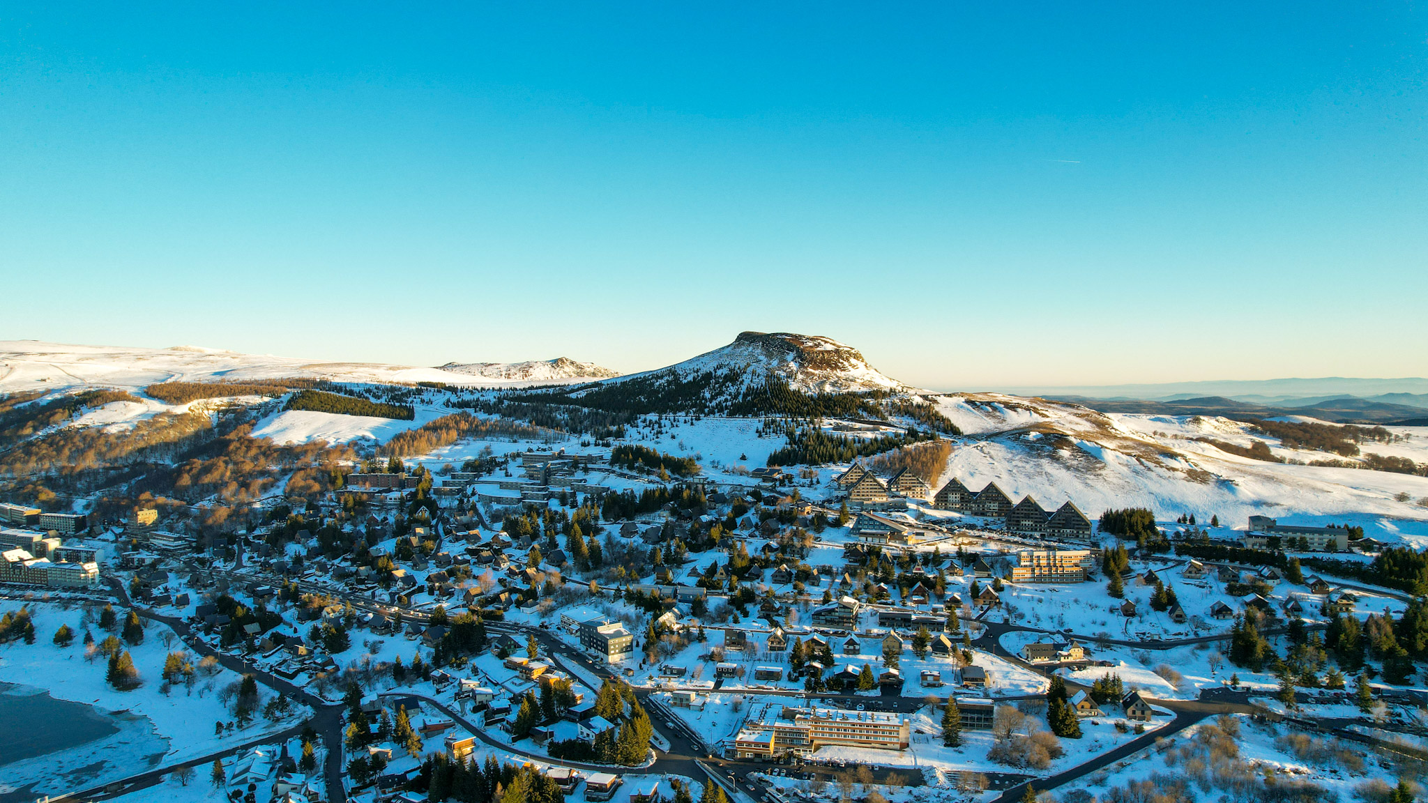 Super Besse : Lever de Soleil Doré sur le Puy du Chambourguet