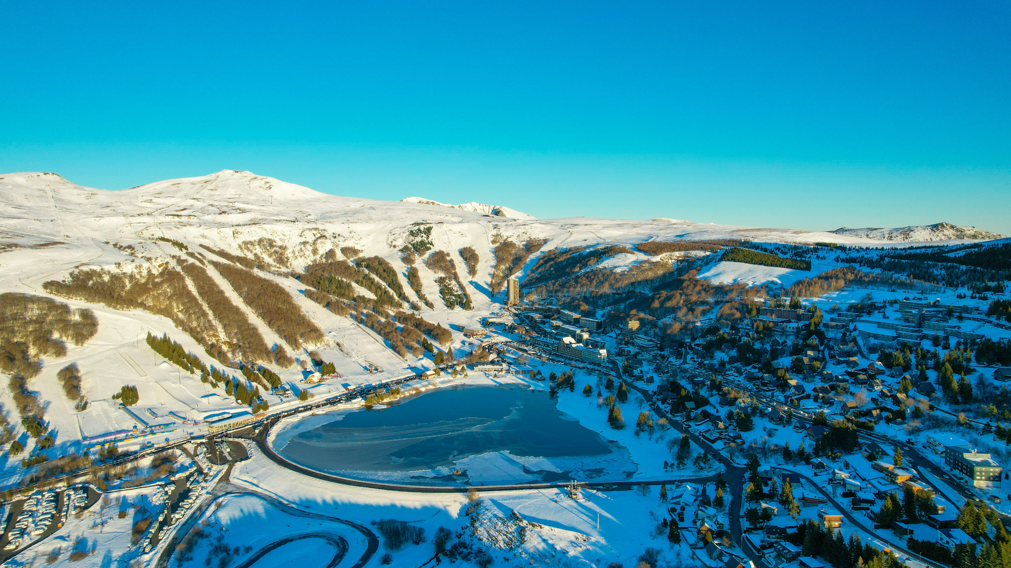 Super Besse : Lever de Soleil Magique sur le Centre Ville