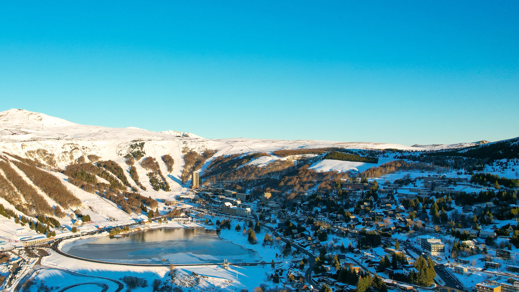 Super Besse : Panorama Aérien du Lac des Hermines au Puy du Chambourguet