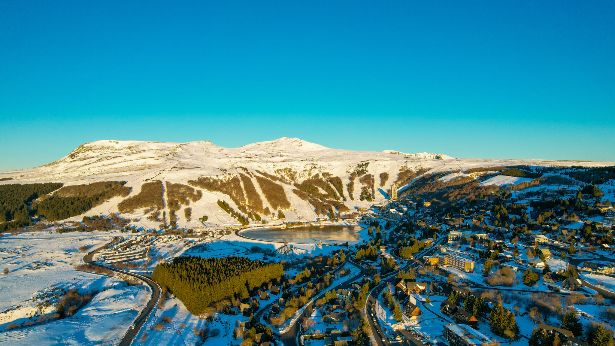 Super Besse : Lever de Soleil Doré sur un Paysage Magique