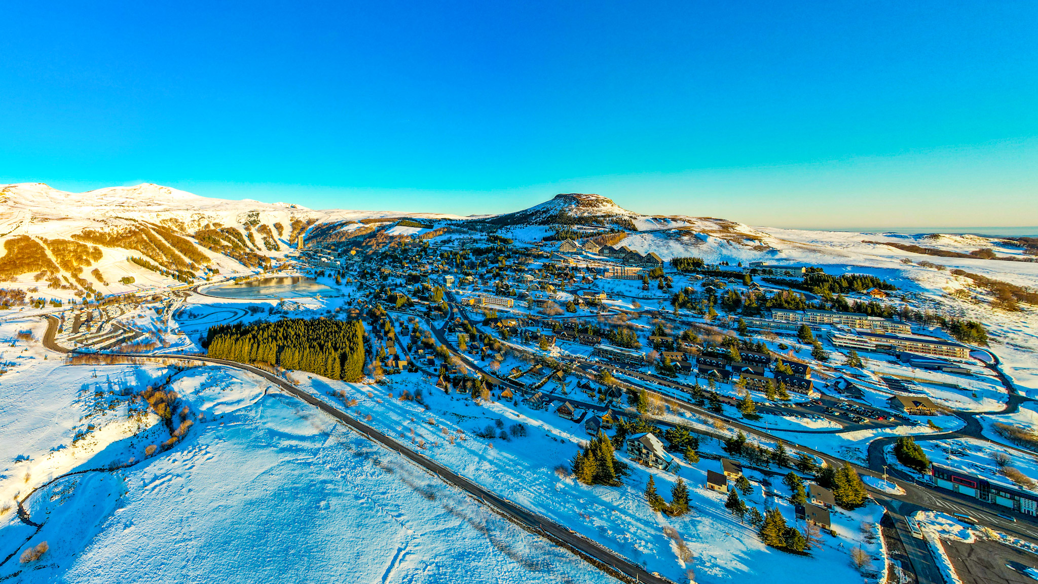 Super Besse : Aube Enneigée vue du Ciel, un Spectacle Magique