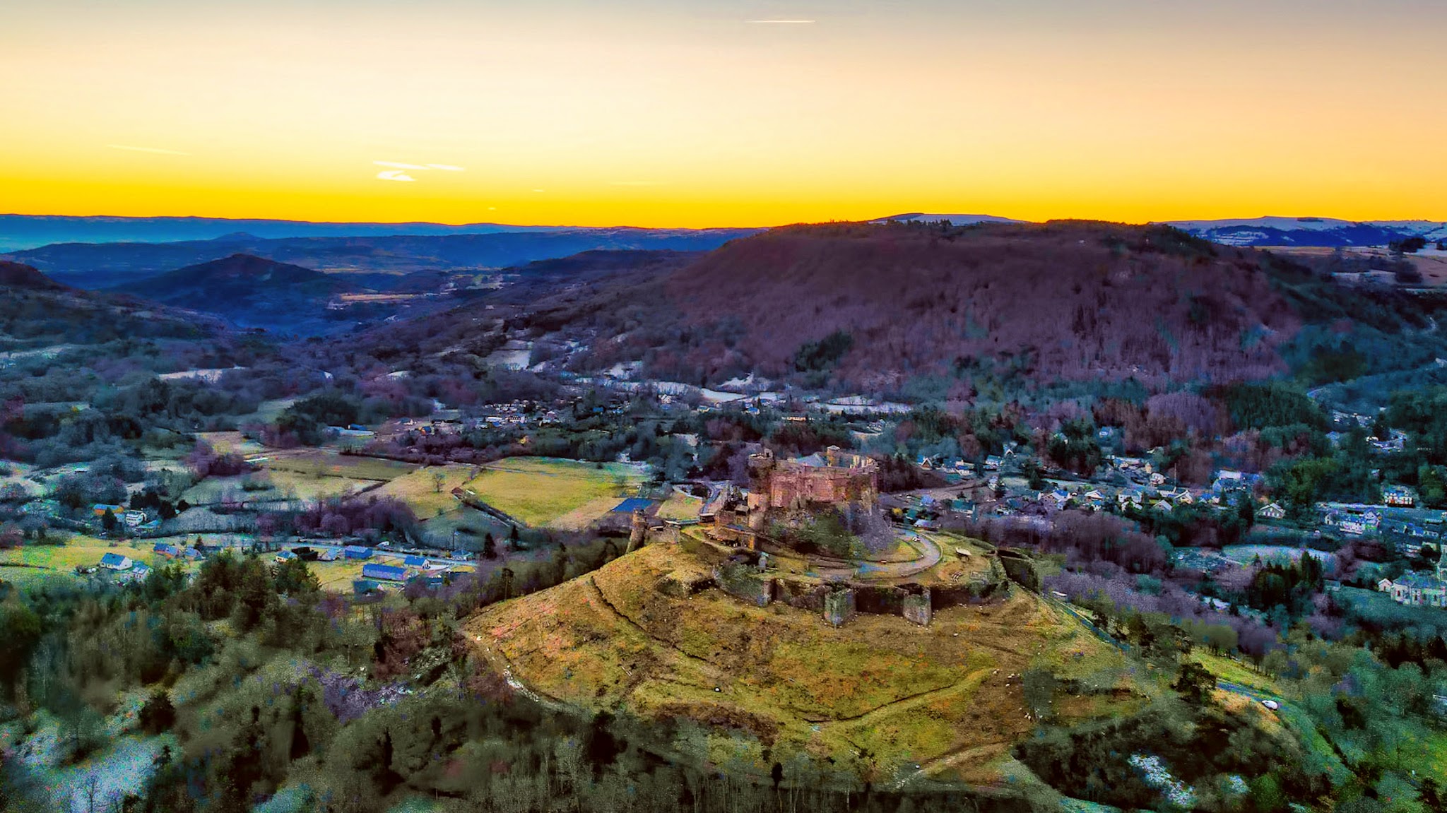 Massif du Sancy : Le Château de Murol, illuminé par les premiers rayons du soleil.