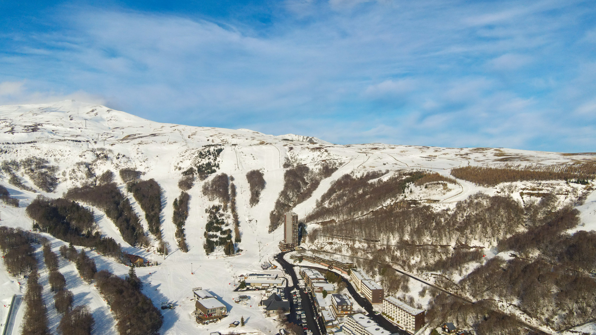 Super Besse Vue du Ciel : Téléphérique de la Perdrix et Centre-Ville en Perspective