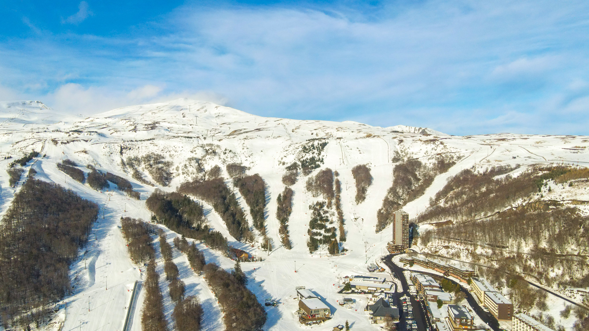 Super Besse Vue du Ciel : Survol Impressionnant du Téléphérique de la Perdrix