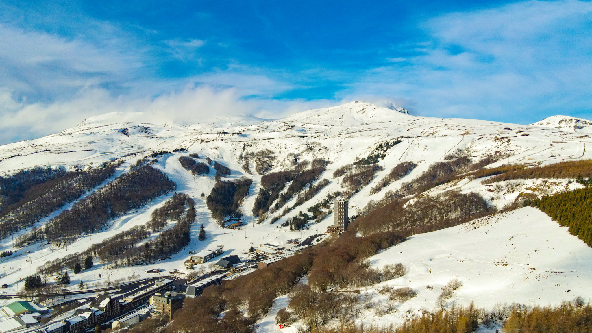 Super Besse vue du Puy du Chambourguet : Panorama Aérien Exceptionnel