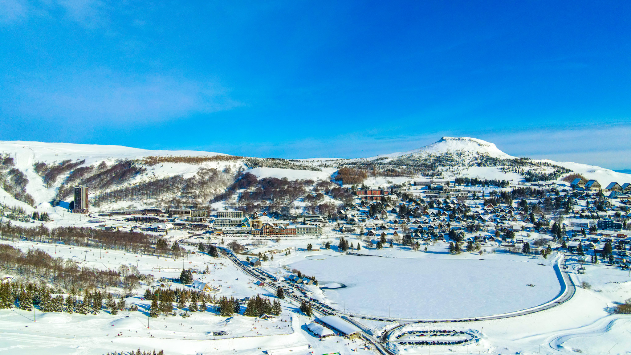 Super Besse Vue du Ciel : Lac des Hermines Gelé, Paysage d'Hiver féerique