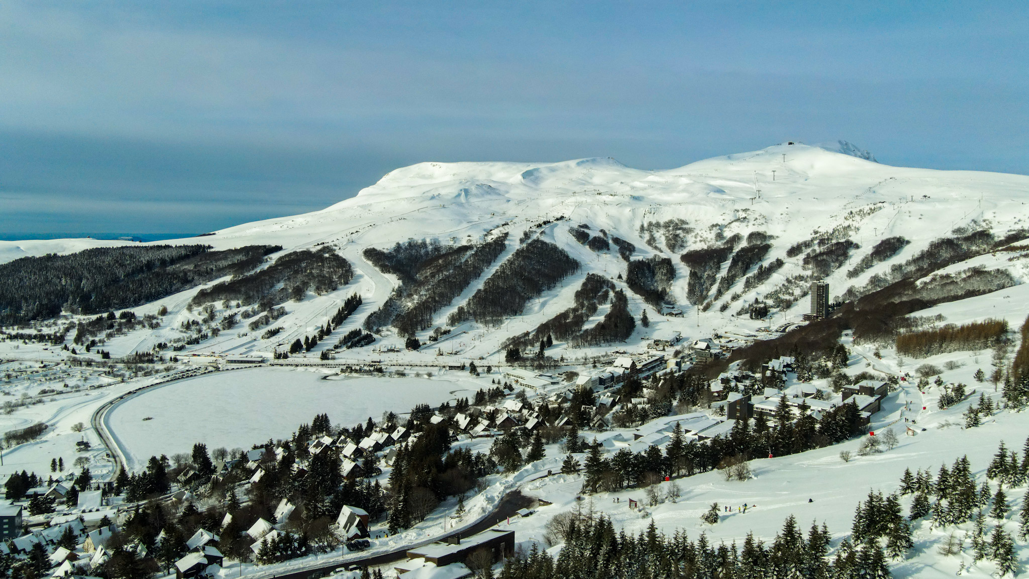 Super Besse sous la Neige : Lac des Hermines Gelé, Vue Aérienne Enchantée