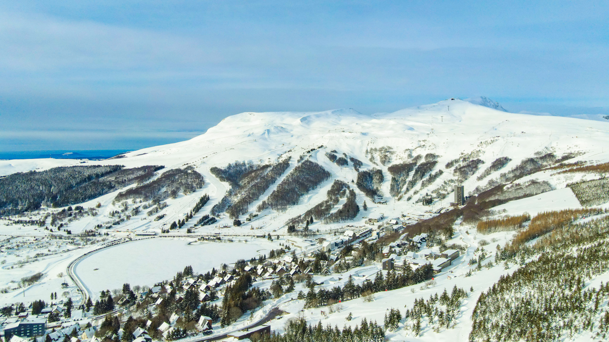 Super Besse sous la Neige : Vue Aérienne Panoramique Enchanteresse