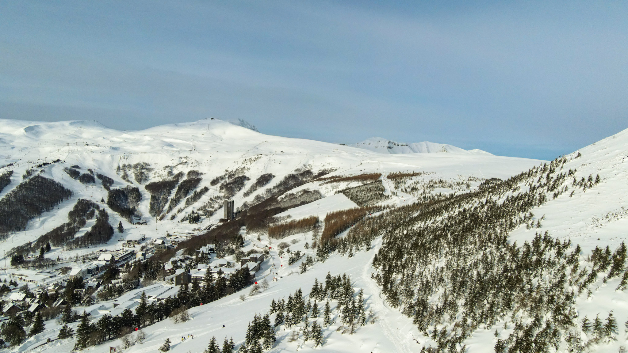 Super Besse : Pistes de Ski enneigées, Vue Aérienne féérique