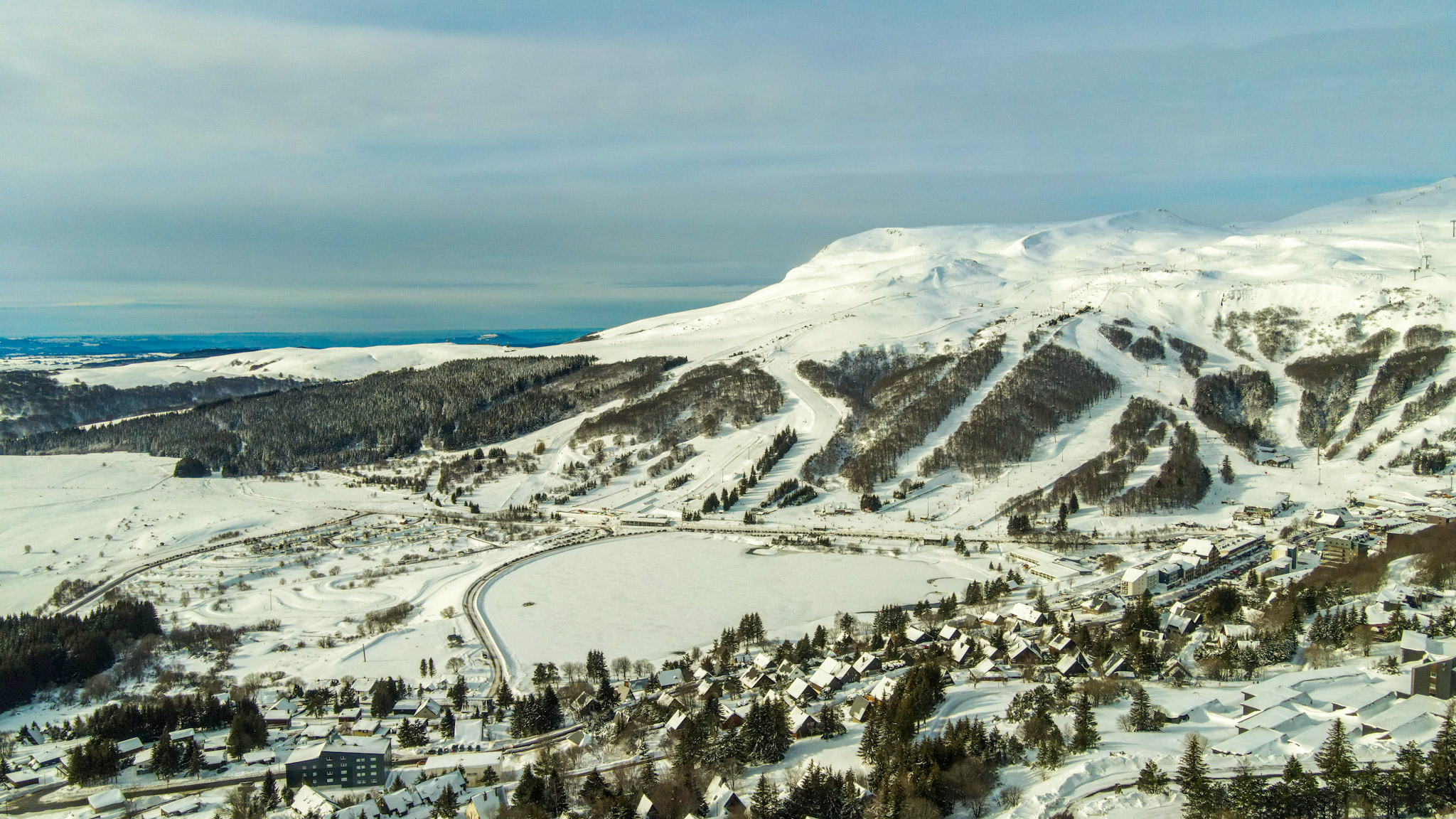 Lac des Hermines et Puy de Paillaret sous la Neige : Paysage d'Hiver Magique