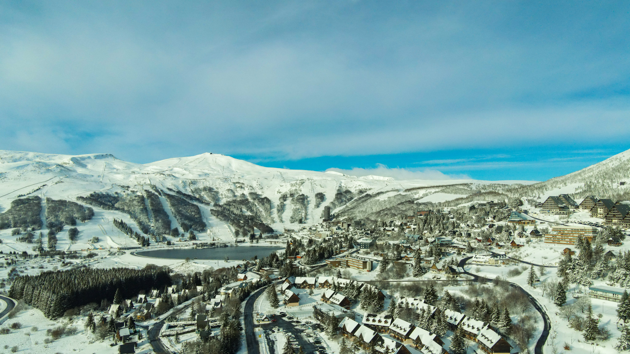 Super Besse sous la Neige : Vue Aérienne d'un Paysage Enchanté