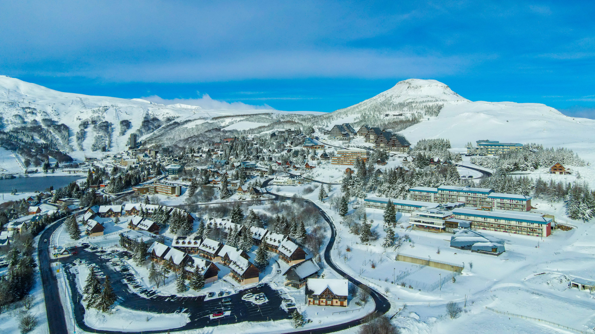 Super Besse : Station de Ski enneigée, Vue Aérienne féérique