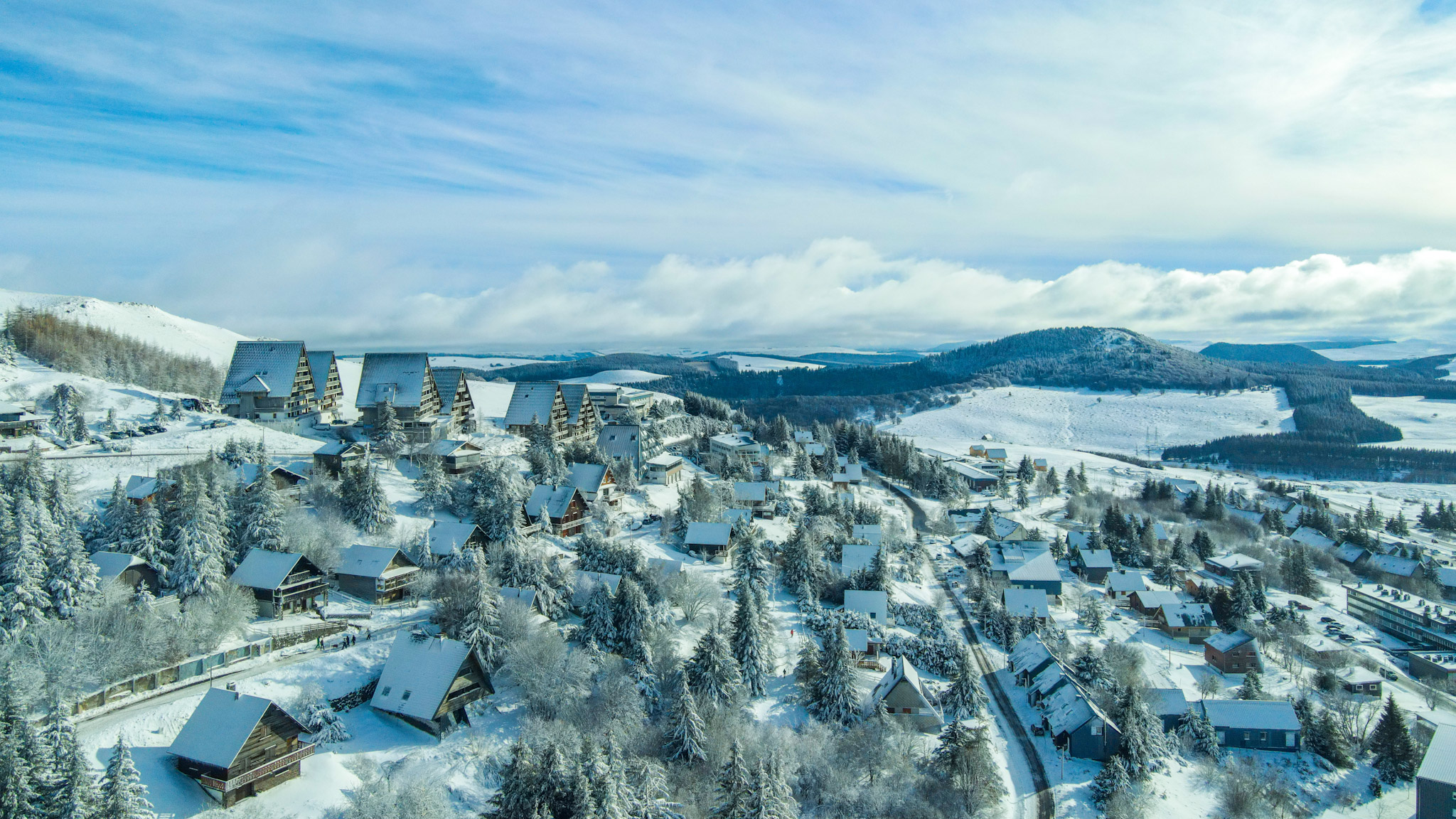 Super Besse - Village de Chalets Enneigé, Vue Aérienne Féerique