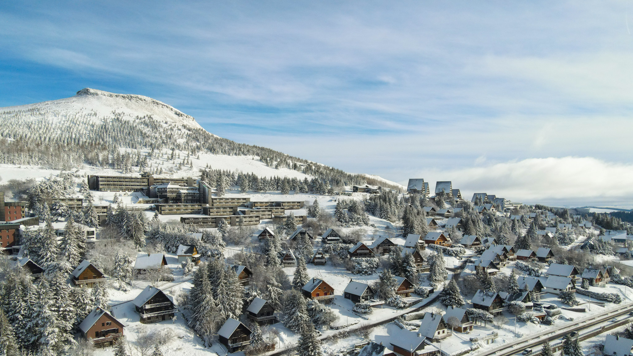 Super Besse - Féerie Hivernale: Puy du Chambourguet et Village Enneigé, Vue Aérienne